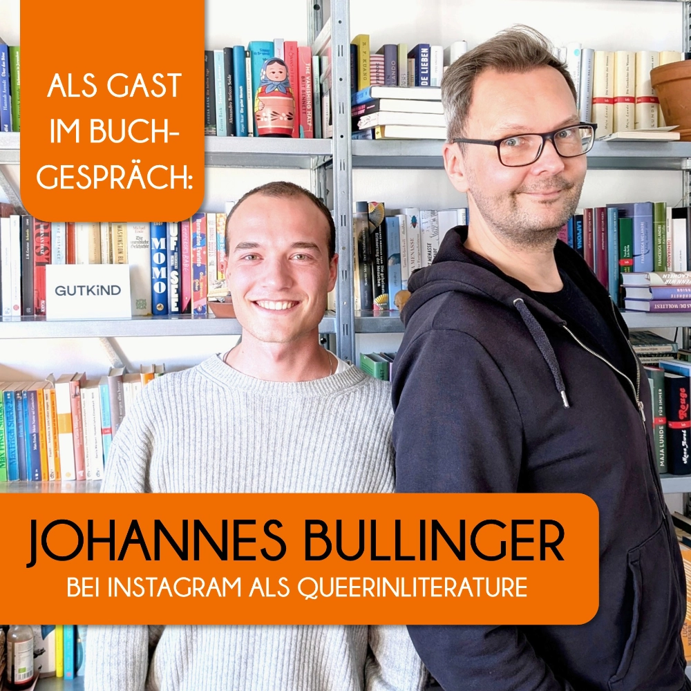Das Bild zeigt den Host des Buchpodcast RABABUMM, Timothy Sonderhüsken, neben Johannes Bullinger, der auf Instagram mit dem Account queerinliterature erfolgreich ist.