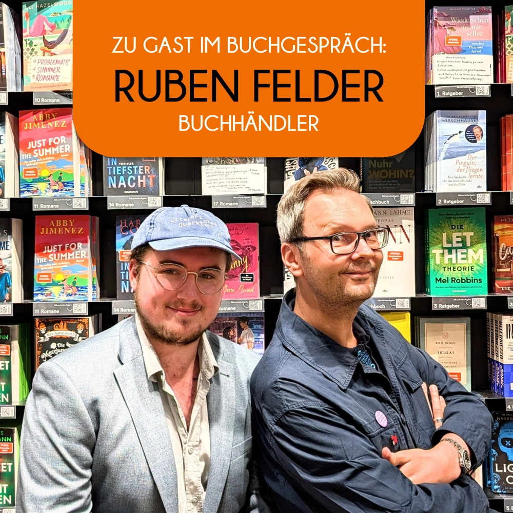 Das Foto zeigt rechts den Podcast-Host Timothy Sonderhüsken, links daneben den Buchhändler Ruben Felder. Die beiden stehen vor der Bestsellerwand in einer Thalia-Filiale.