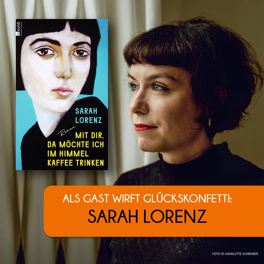 Das Bild zeigt auf der rechten Seite die Autorin Sarah Lorenz und links daneben das Cover ihres Romans MIT DIR, DA MÖCHTE ICH IM HIMMEL KAFFEE TRINKEN.
