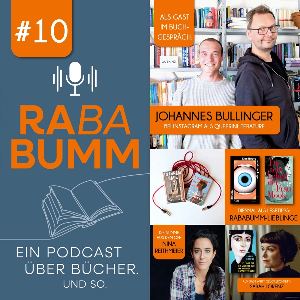 Das Bild zeigt links das Logo des Podcast RABABUMM, rechts daneben eine Collage verschiedener Bilder, die im Zusammenhang mit der Episode stehen: ein Foto von Podcast-Host Timothy Sonderhüsken neben Johannes Bullinger, der zur Gast ist im Buchgespräch und über seinen Instagram-Account queerinliterature berichtet, außerdem die Autorin Sarah Lorenz neben dem Cover ihres Romans MIT DIR, DA MÖCHTE ICH IM HIMMEL KAFFEE TRINKEN und diverse weitere Buchcover, um die es in der Episode geht.