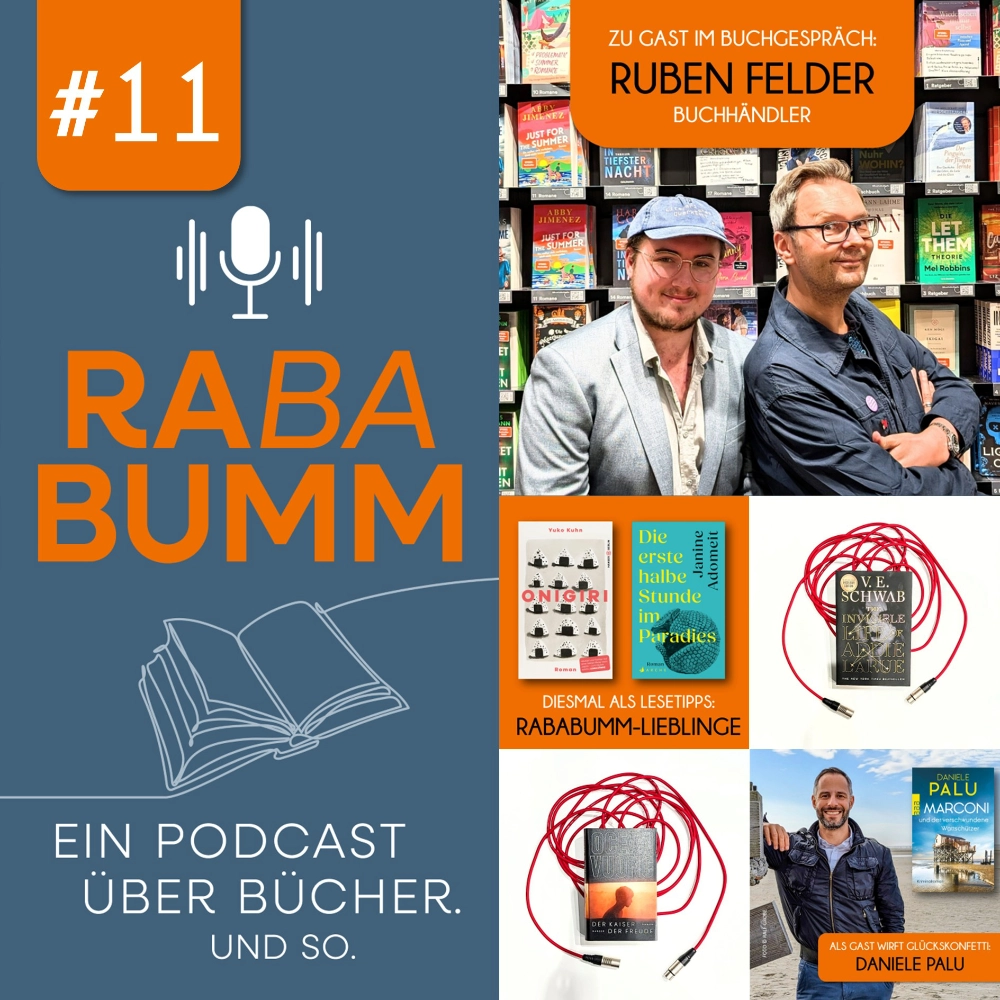 Das Bild zeigt auf der linken Seite das Logo des Buchpodcast RABABUMM und rechts daneben eine Collage aus verschiedenen Fotos, die im Bezug zur elften Episode stehen: Ein Foto mit Ruben Felder, dem Gast im Buchgespräch, mit Podcast-Host Timothy Sonderhüsken, sowie Bilder mit den Covern diverser Bücher, darunter ONIGIRI von Yuko Kuhn und DIE ERSTE HALBE STUNDE IM PARADIES von Janine Adomeit, sowie ein Foto des Autoren Daniele Palu.