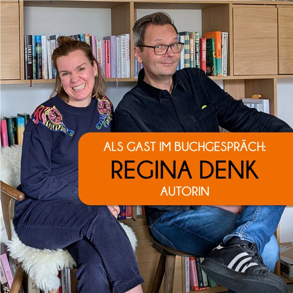Das Bild zeigt links die Autorin Regina Denk und rechts daneben den  RABABUMM-Podcast-Host Timothy Sonderhüsken; sie sitzen vor einem Buchregal.