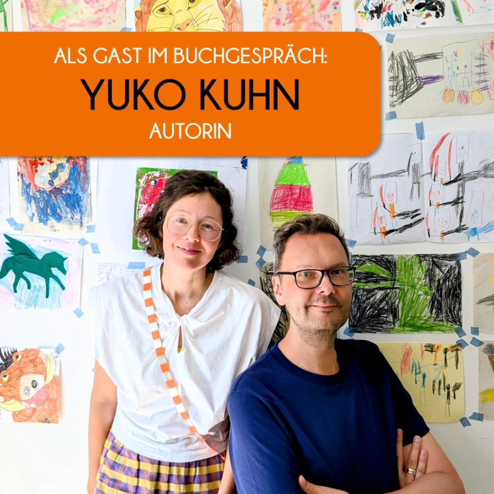 Das Bild zeigt links die Autorin Yuko Kuhn und rechts daneben den Podcast-Host Timothy Sonderhüsken.
