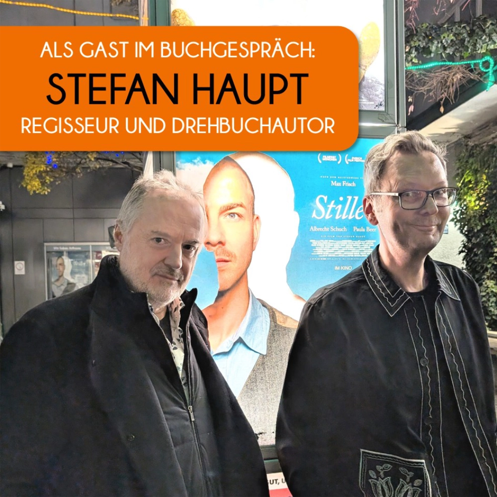 Das Foto zeigt links den Regisseur Stefan Haupt, der vor einem Plakat seines aktuellen Films STILLER nach dem Roman von Max Frisch steht, und rechts daneben der Podcast-Host Timothy Sonderhüsken.