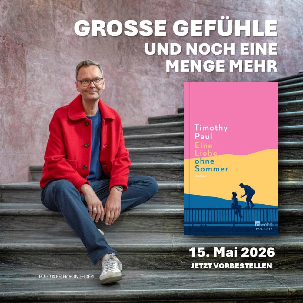 Das Foto zeigt den Autor und Podcast-Host Timothy Paul Sonderhüsken, der auf einer Treppe sitzt; neben ihm sieht man den Umschlag seines Romans EINE LIEBE OHNE SOMMER.