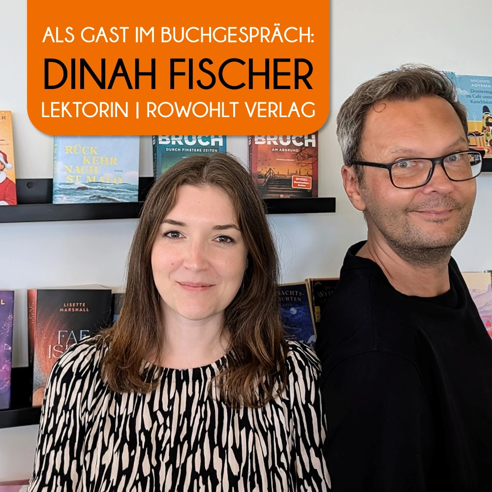 Das Foto zeigt links die Rowohlt-Lektorin Dinah Fischer und rechts daneben den Podcast-Host Timothy Sonderhüsken.