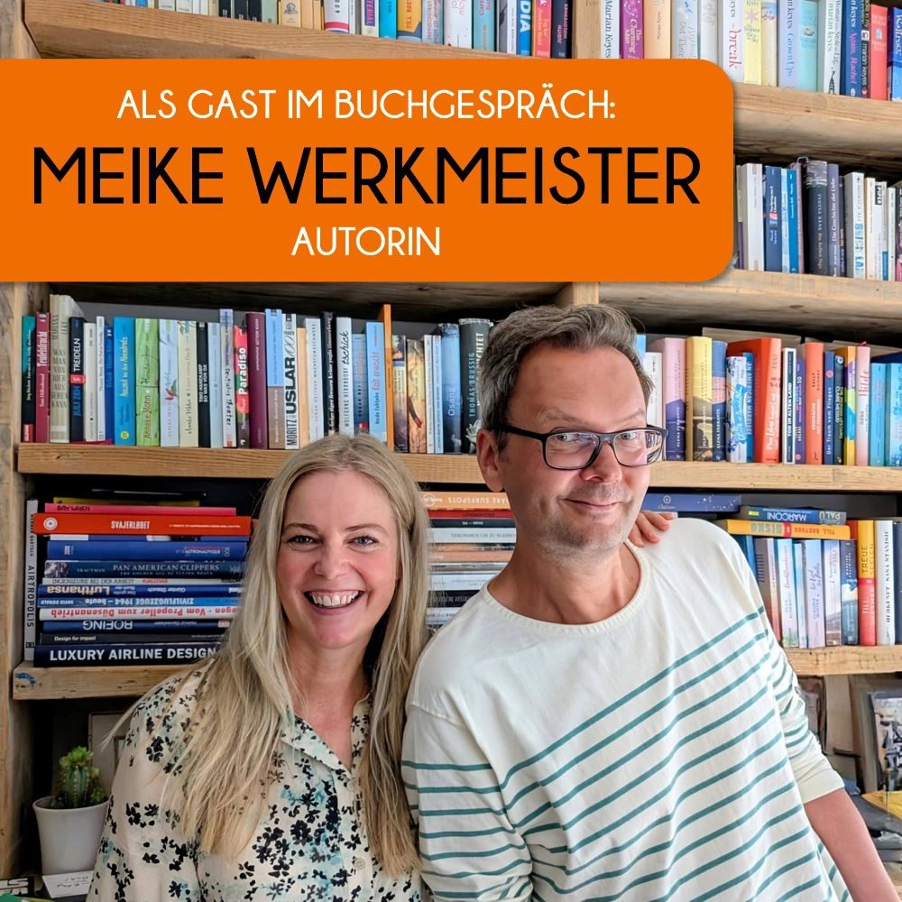 Das Foto zeigt links die Bestsellerautorin Meike Werkmeister, die in dieser Episode des Buchpodcast RABABUMM zu Gast ist, und rechts daneben den Podcast-Host Timothy Paul Sonderhüsken.