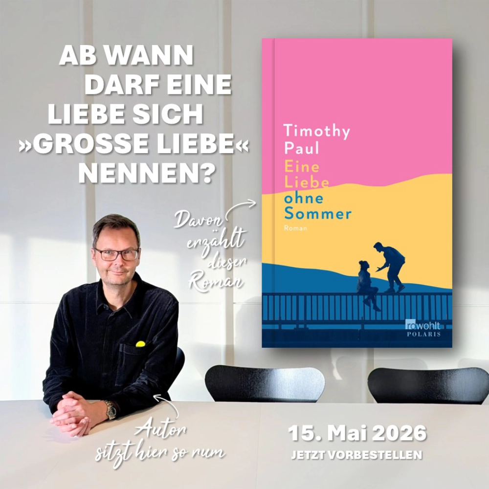 Das Bild zeigt links den Autor Timothy Paul, der in die Kamera schaut; er sitzt an einem weißen Tisch, neben ihm in groß der Umschlag seines Romans "Eine Liebe ohne Sommer" einkopiert worden; +ber ihm steht der Slogan "Ab wann darf eine Liebe sich Große Liebe nennen?"
