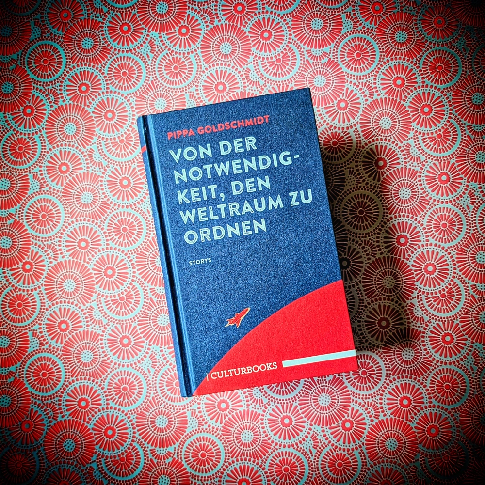 ASTRONOMIE, GIFTÄPFEL UND EINE SCHACHTEL VOLLER PRALINEN