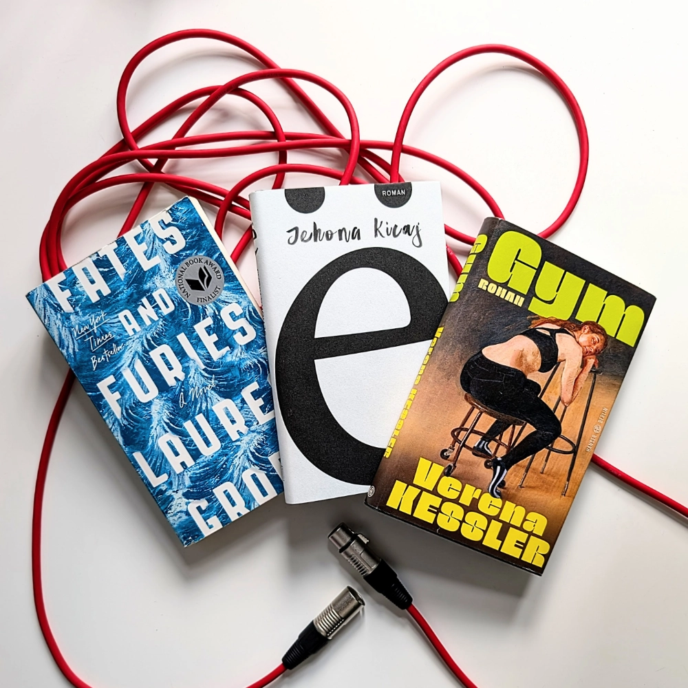 Das Foto zeigt drei Bücher, die auf einem roten Mikrofonkabel liegen: LICHT UND ZORN von Lauren Groff, ë von Jehona Kicaj und GYM von Verena Keßler.