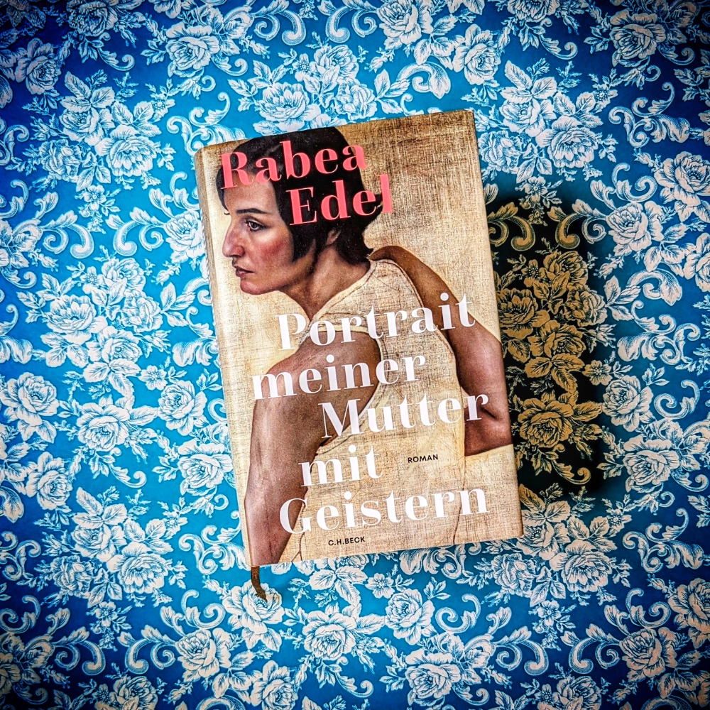 GEPACKTE KOFFER UND BRIEFE OHNE ABSENDER