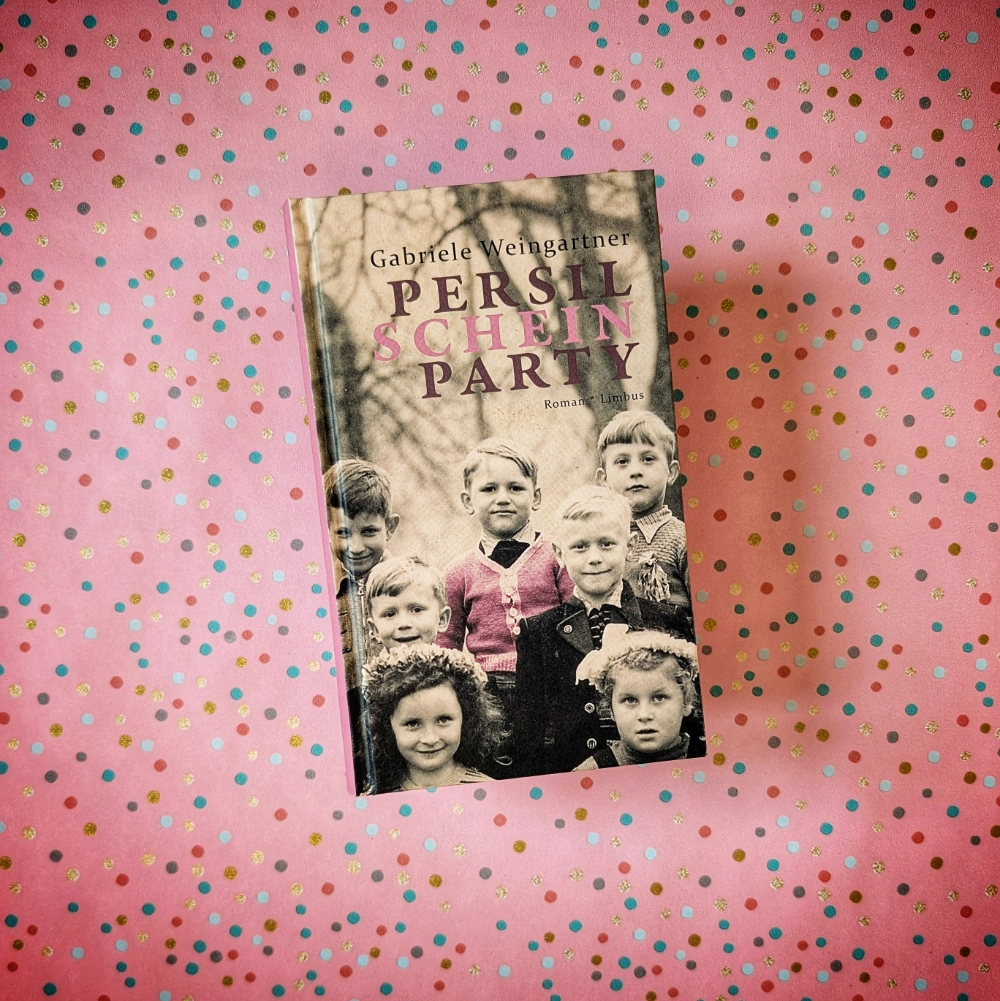 Das Foto zeigt das Buch PERSILSCHEINPARTY von Gabriele Weingartner; das Buch liegt auf einem gemusterten Papierhintergrund.