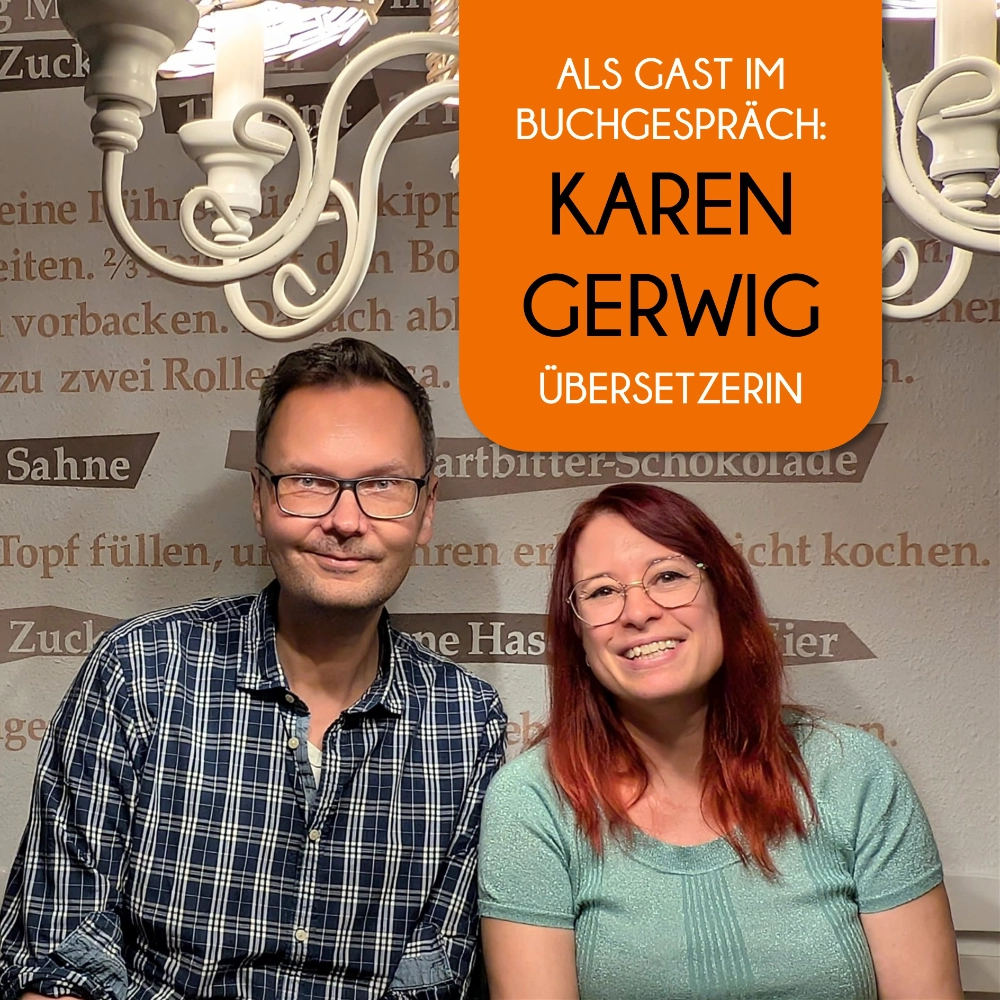 Das Foto zeigt rechts die Literaturübersetzerin Karen Gerwig und links daneben den Podcast-Host Timothy Paul Sonderhüsken; die beiden sitzen vor einer mit einem Kuchenrezept geschmückten Wand unter einem Kronleuchter.