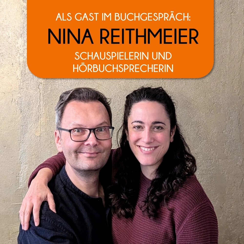 Das Foto zeigt links den Podcast-Host Timothy Paul Sonderhüsken und rechts daneben die Schauspielerin und Hörbuchsprecherin Nina Reithmeier.