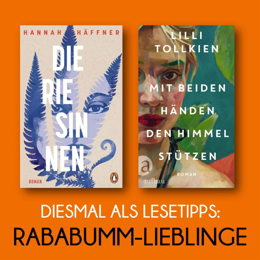 Das Bild zeigt die beiden Lesetipps in dieser Episode von RABABUMM, also die Umschläge der Romane DIE RIESINNEN von Hannah Häffner und MIT BEIDEN HÄNDEN DEN HIMMEL STÜTZEN von Lilli Tollkien.