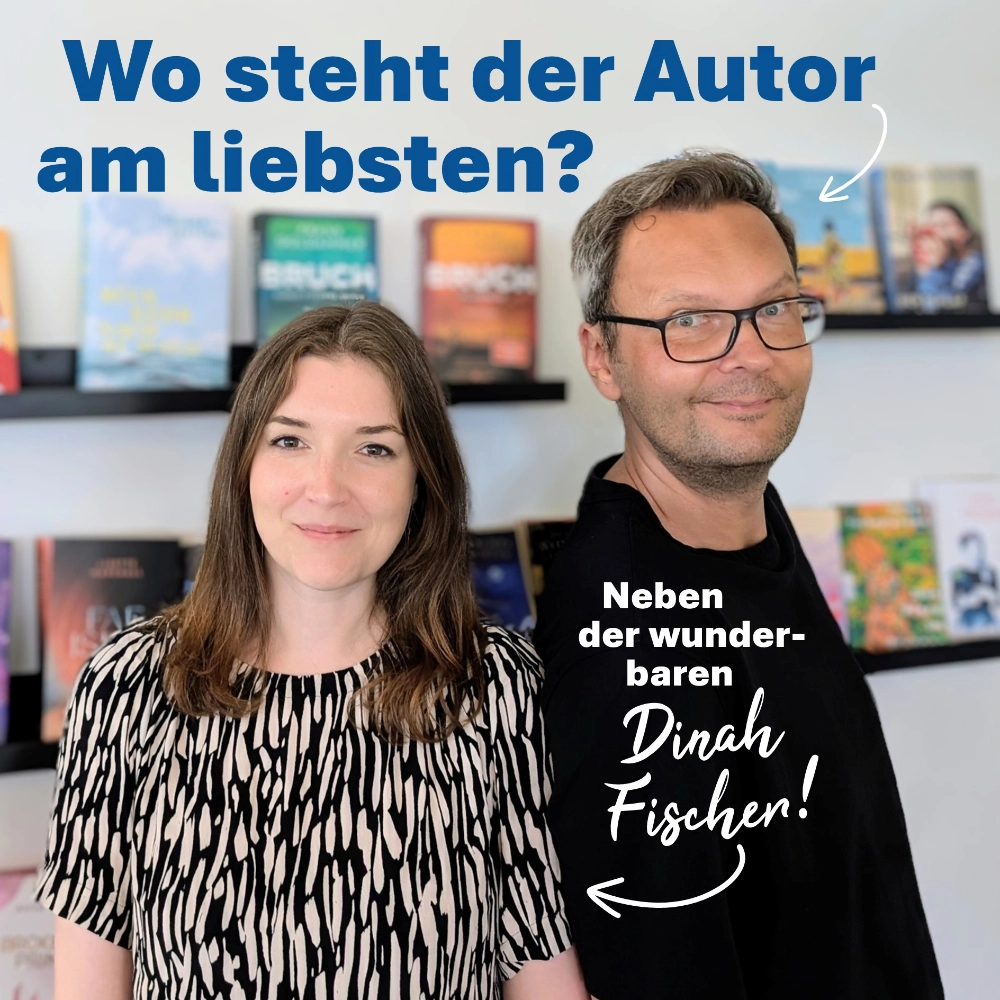 Das Foto zeigt links die Rowohlt-Lektorin Dinah Fischer und rechts daneben des Autor Timothy Paul; die beiden sind vor einem unscharfen Bücherregal zu sehen; die oben stehende Frage "Wo steht der Autor am liebsten?" wird unten beantwortet mit: "Neben der wunderbaren Dinah Fischer."