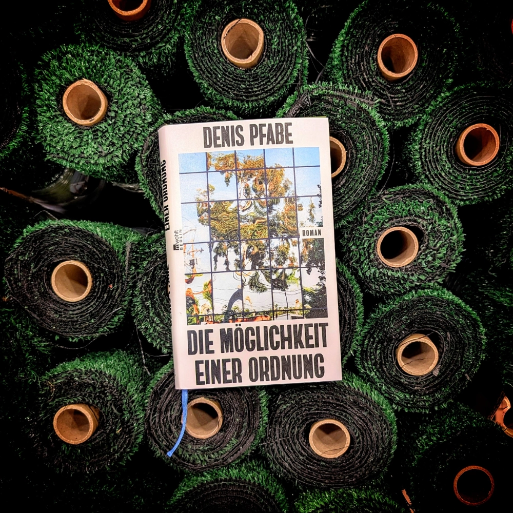 BREITBEINIG ERZÄHLT UND DOCH GELUNGEN BIS INS DETAIL