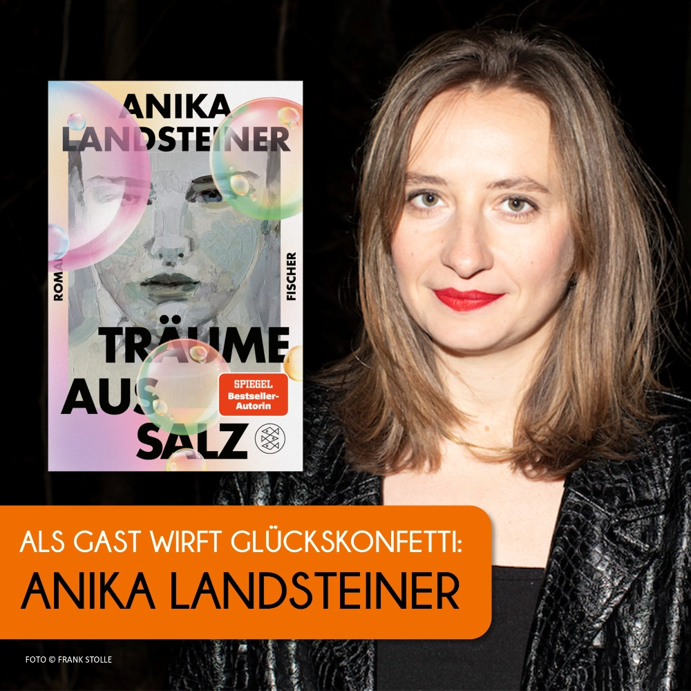 Das Bild zeigt rechts die Autorin Anika Landsteiner und links daneben den Umschlag ihres aktuellen Romans TRÄUME AUS SALZ.