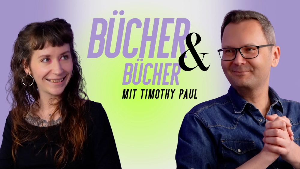 Das Bild zeigt rechts den Autor Timothy Paul und links die Social-Media-Beauftragte und Podcast-Gastgeberin Lisa Weber; zwischen ihnen steht das Logo des Rowohlt-Podcasts BÜCHER &