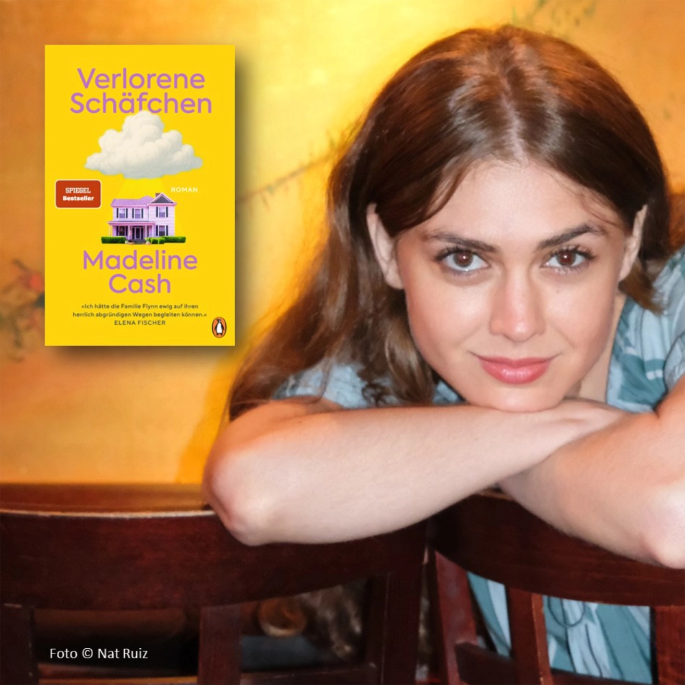 Das Bild zeigt den Umschlag des Romans VERLORENE SCHÄFCHEN von Madeline Cash; er steht vor einem Foto der Autorin.