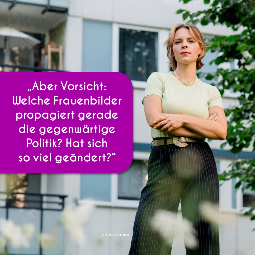Das Foto zeigt die Autorin Oliwia Hälterlein vor einem Hochhaus stehend, dazu ihre Aussage aus dem Interview: „Aber Vorsicht: Welche Frauenbilder propagiert gerade die gegenwärtige Politik? Hat sich so viel geändert?“