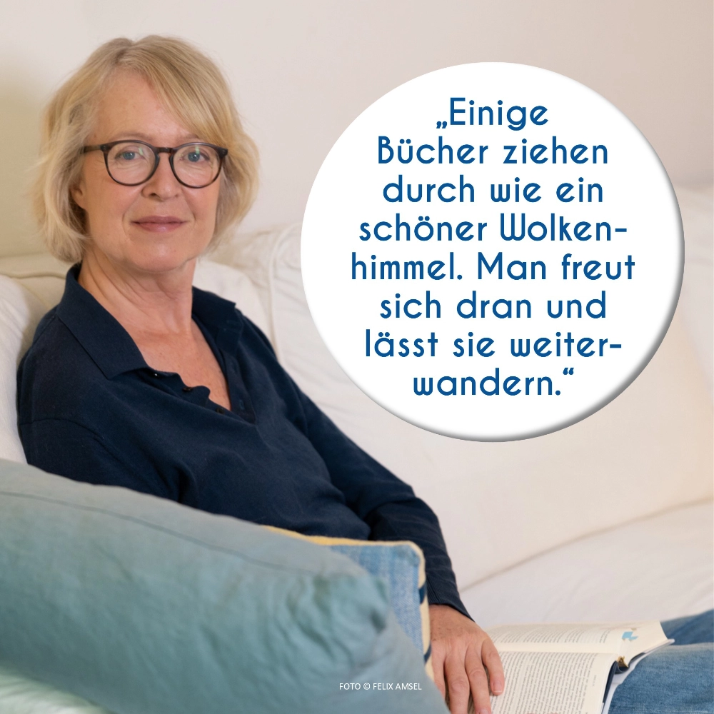 Das Foto zeigt die Autorin Mike Winnemuth, die auf einem Sofa sitzt und liest. Der Text lautet: „Einige Bücher ziehen durch wie ein schöner Wolkenhimmel. Man freut sich dran und lässt sie weiterwandern.“