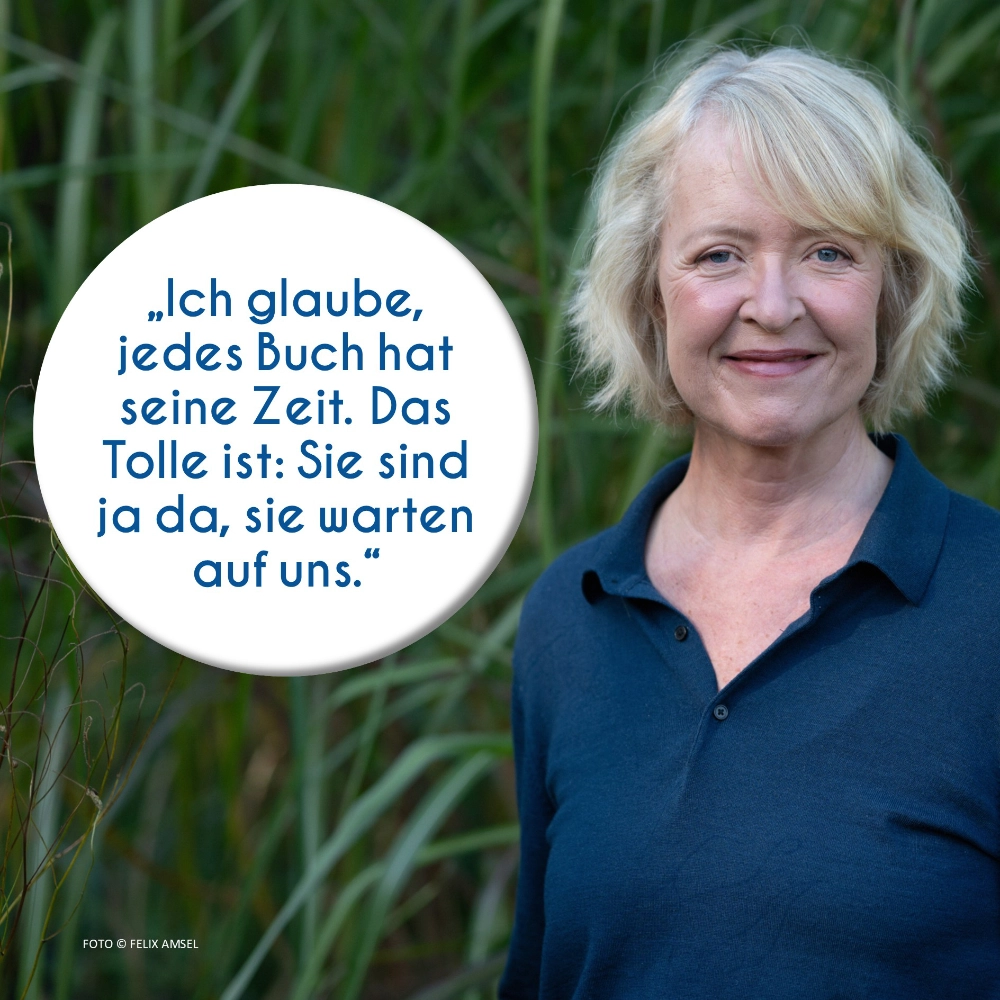 Das Foto zeigt die Autorin Meike Winnemuth, die vor einem Gebüsch steht. Der Text lautet: „Ich glaube, jedes Buch hat seine Zeit. Das Tolle ist: Sie sind ja da, sie warten auf uns.“