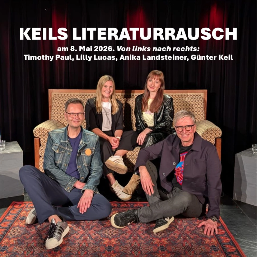 Das Foto zeigt die Autor*innen Timothy Paul, Lilly Lucas und Anika Landsteiner gemeinsam mit Moderator Günter Keil auf der Bühne des Theaters Heppel und Etlich in München.