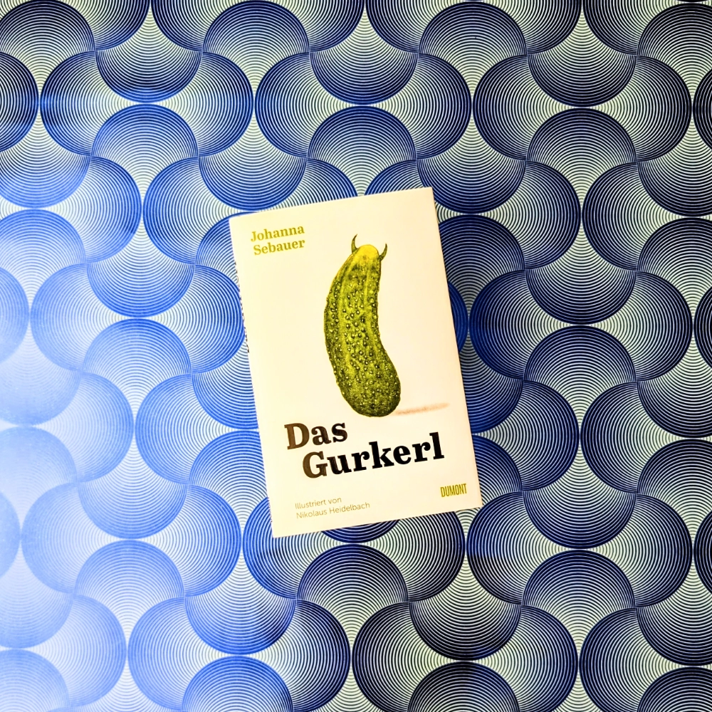 Das Foto zeigt das Buch "Das Gurkerl" von Johanna Sebauer. Das Buch liegt auf einem gemusterten Papierhintergrund.