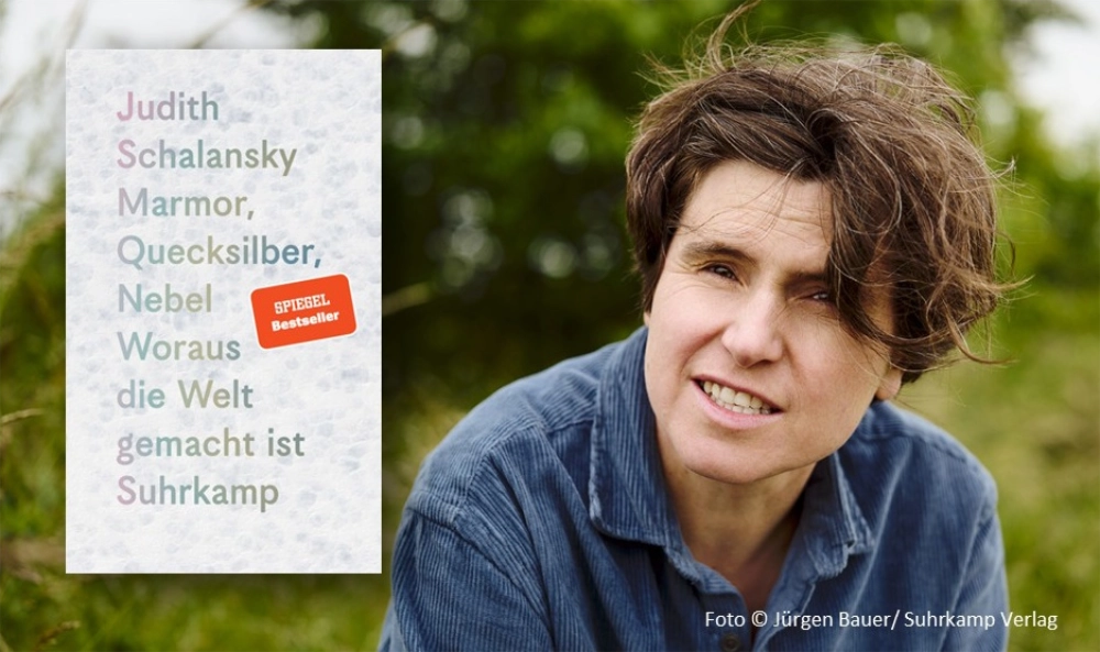 Das Bild zeigt rechts das Autorinnenfoto von Judith Schalansky und links daneben den Umschlag ihres Buchs "Marmor, Quecksilber, Nebel".