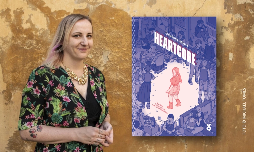 Das Bild zeigt links die Autorin und Illustratorin Štěpánka Jislová und rechts daneben das Cover ihrer Graphic Novel "Heartcore".