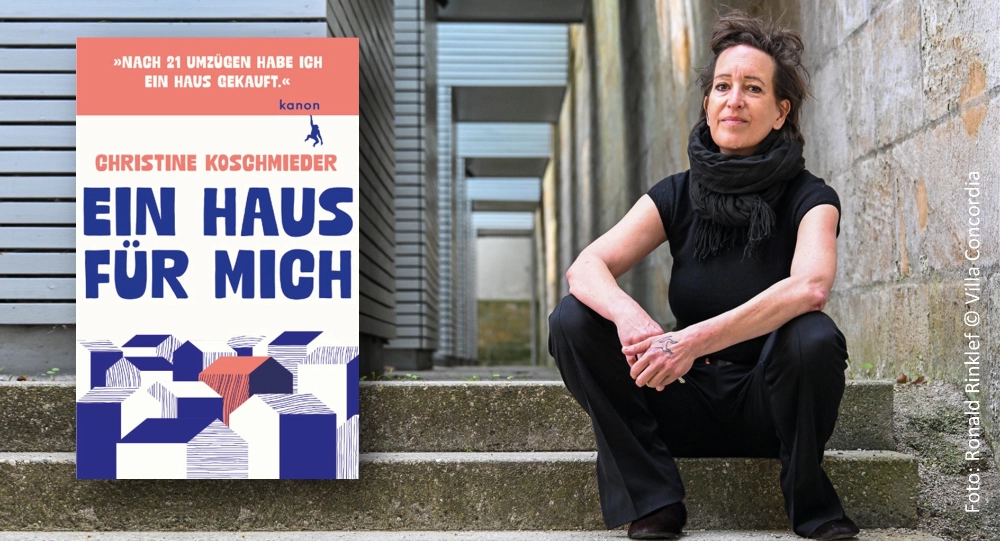 Das Banner zeigt die Autorin Christine Koschmieder, die auf einer Betontreppe sitzt; links von ihr sieht man den Umschlag ihres literarischen Essays "Ein Haus für mich".