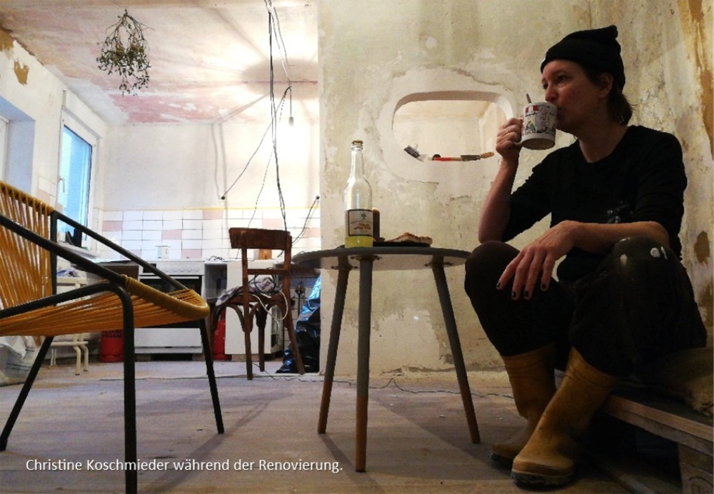 Das Foto zeigt Christine Koschmieder, Autorin des literarischen Essays "Ein Haus für mich", auf der Baustelle ihres Hauses während der Renovierungsarbeiten.