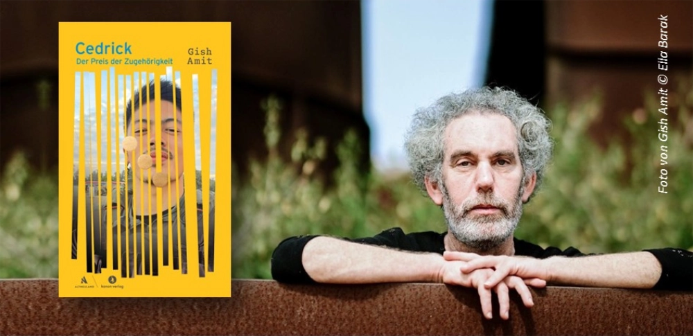Das Banner zeigt ein Foto des Autors Gish Amit, der sich auf einem Geländer aufstützt, und links daneben die Hardcover-Ausgabe seines Buchs „Cedrick – Der Preis der Zugehörigkeit“, das im Verlag Altneuland in der Übersetzung von Markus Lemke veröffentlicht wurde. Das Buch liegt auf einem gemusterten Papier-Hintergrund.