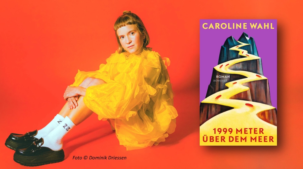 Das Banner zeigt die Autorin Caroline Wahl, die auf dem Boden sitzt; rechts neben ihr sieht man den Umschlag ihres Romans "1999 Meter über dem Meer".