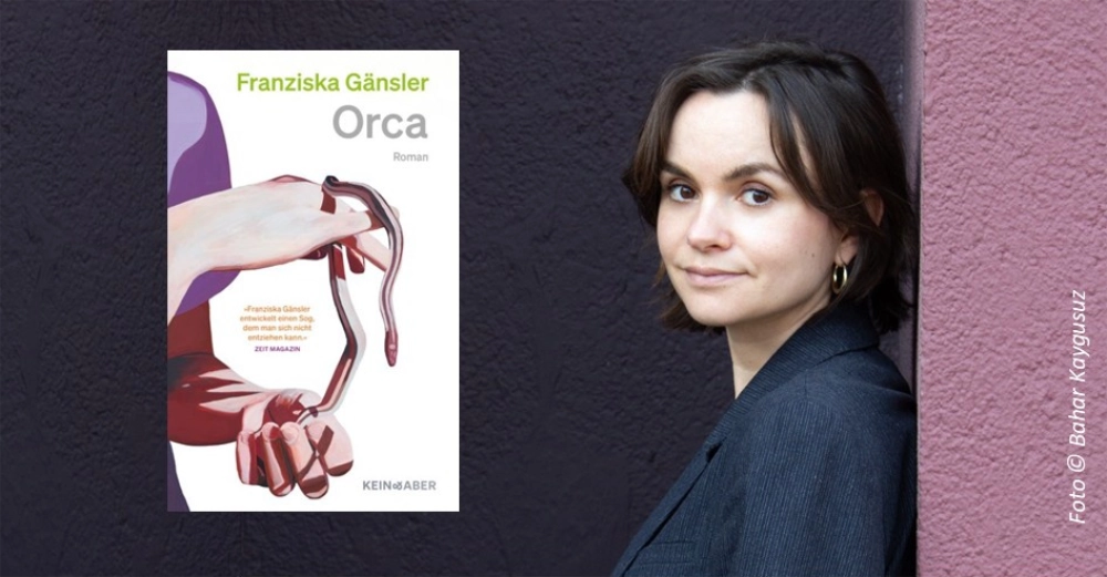 Das Banner zeigt rechts die Autorin Franziska Gänsler und links daneben den Umschlag ihres Romans "Orca", der bei Kein & Aber erschienen ist.