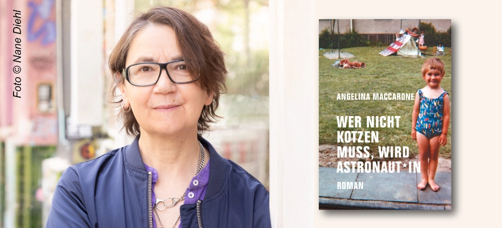 Das Banner zeigt links die Autorin Angelina Maccarone und rechts daneben den Umschlag ihres Romans "Wer nicht kotzen muss, wird Astronaut*in".