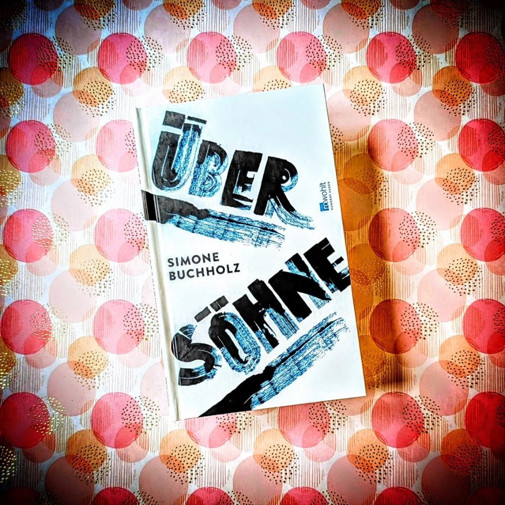 Das Foto zeigt das Buch "Über Söhne" von Simone Buchholz; es liegt auf einem gemusterten Papierhintergrund.