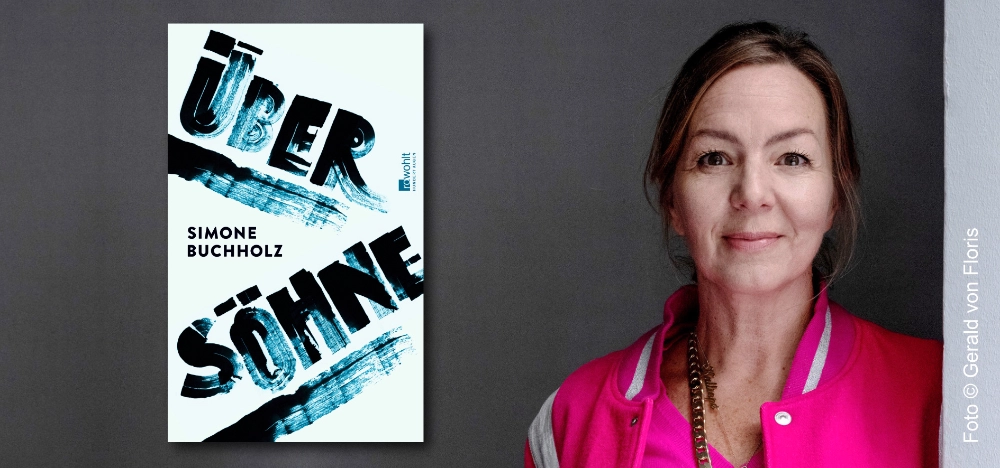 Das Banner zeigt die Autorin Simone Buchholz und links neben ihr den Umschlag ihres Buchs "Über Söhne".